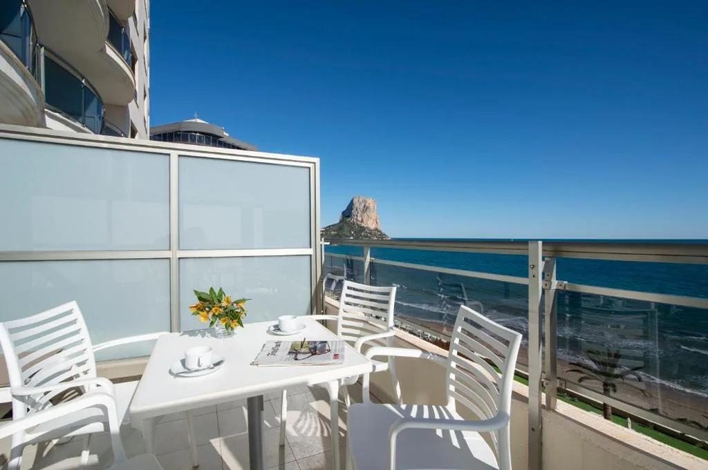 Habitación Cuádruple con terraza amplia y vistas al mar — Hotel Bahía Calpe by Pierre & Vacances