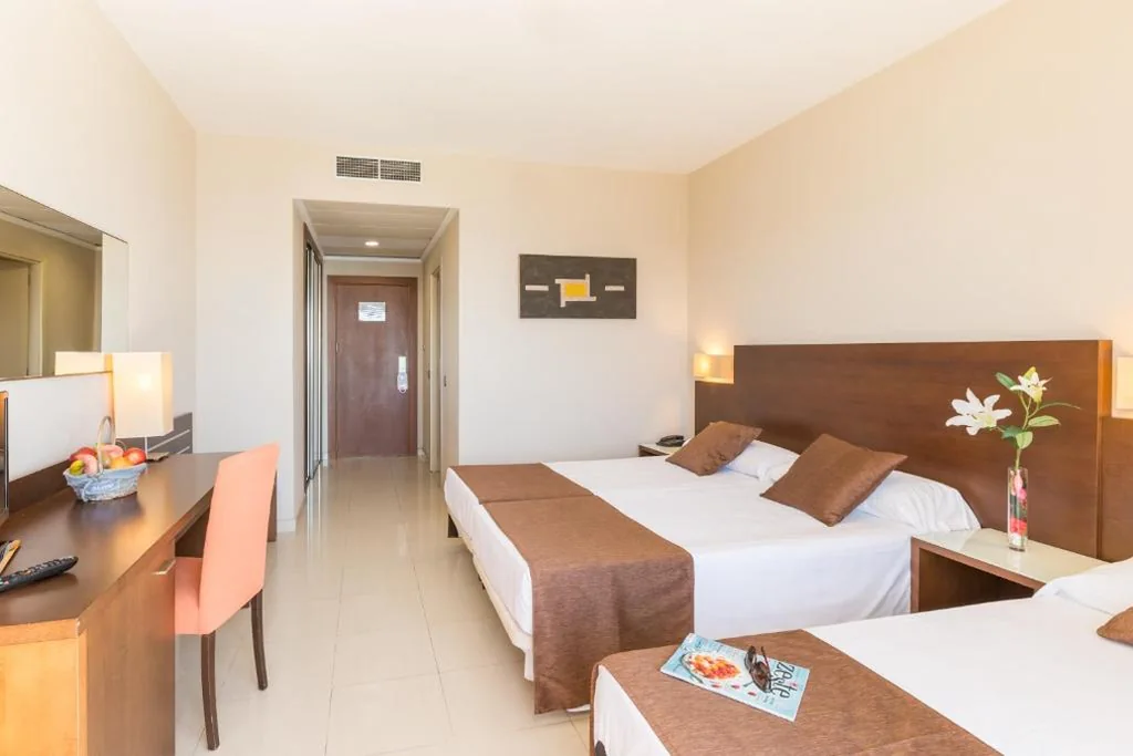 Habitación Doble con cama supletoria — Hotel Bahía Calpe by Pierre & Vacances