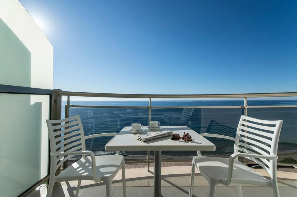 Habitación Doble con cama supletoria y vistas al mar — Hotel Bahía Calpe by Pierre & Vacances