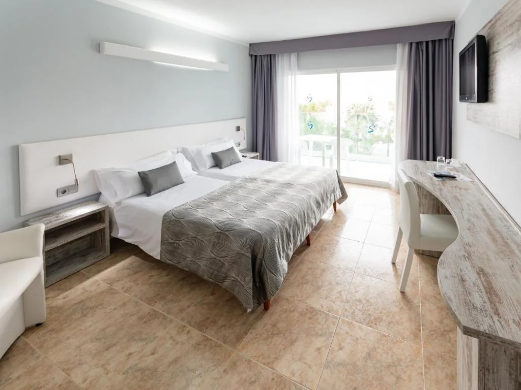 Habitación Cuádruple con balcón — Hotel Bahia del Sol