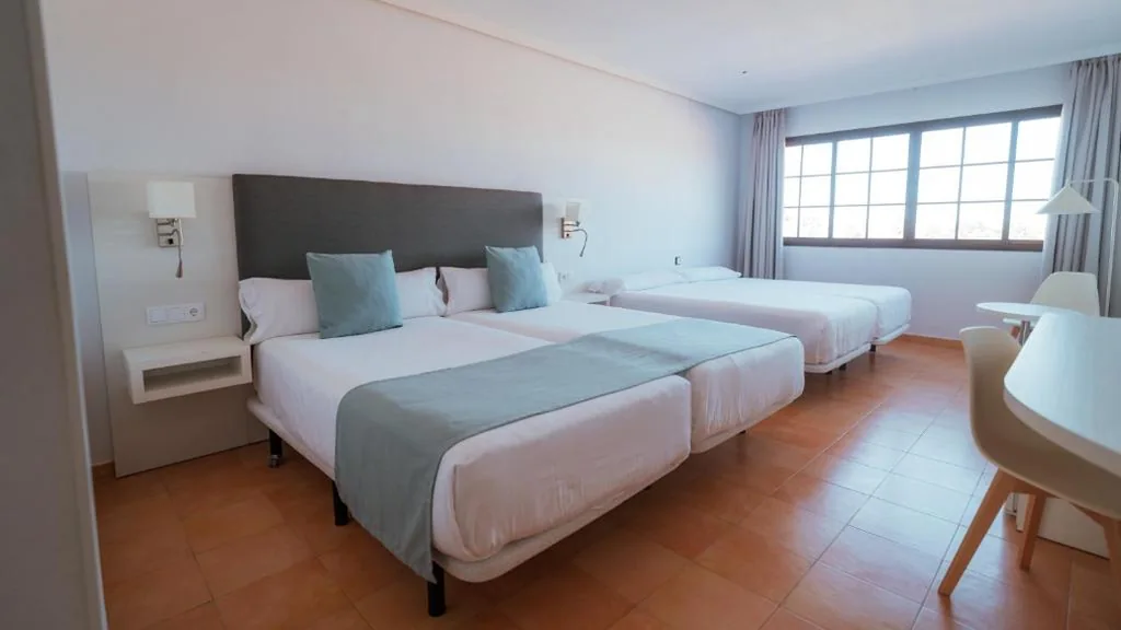 Standard-Vierbettzimmer — Hotel Bahia Sur