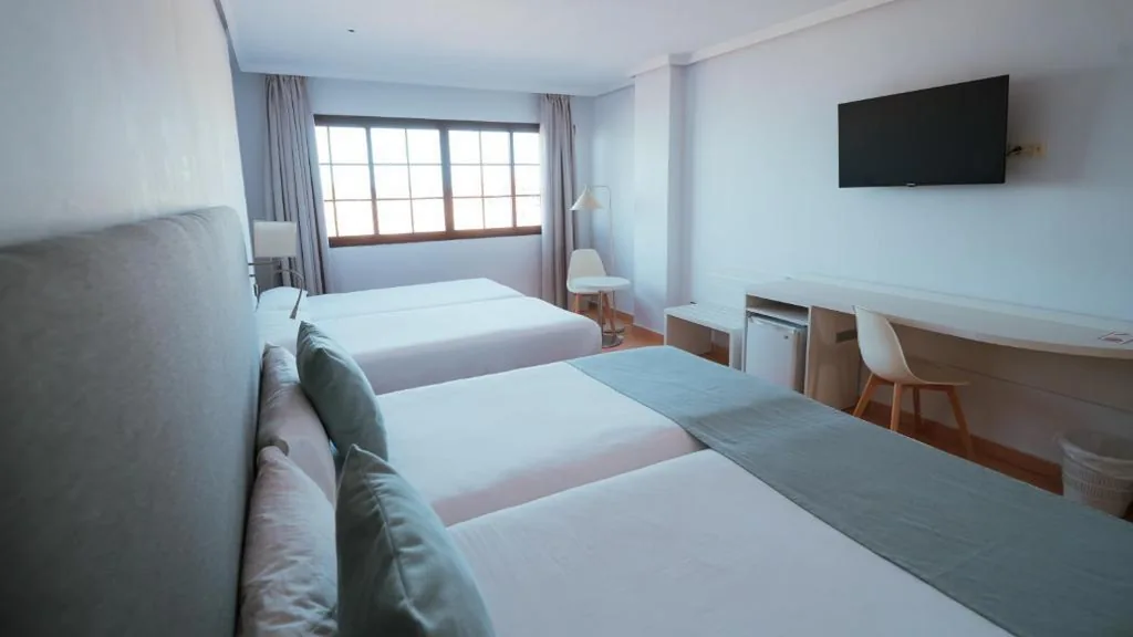 Superior-Vierbettzimmer — Hotel Bahia Sur
