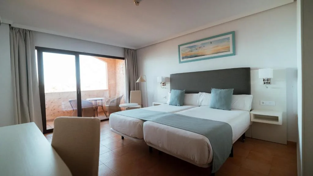 Doppelzimmer mit Terrasse und 2 Betten — Hotel Bahia Sur