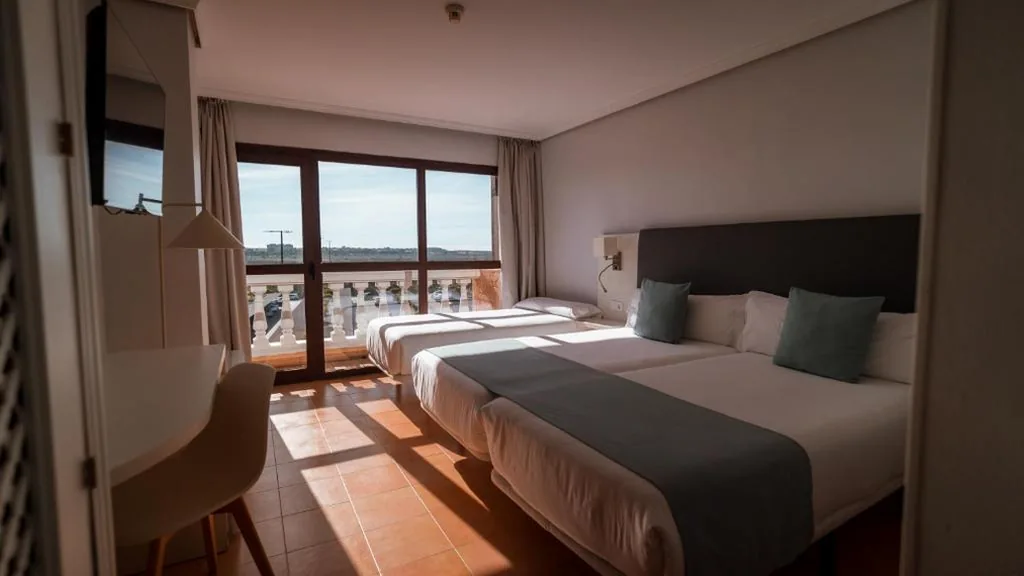 Dreibettzimmer mit Terrasse — Hotel Bahia Sur