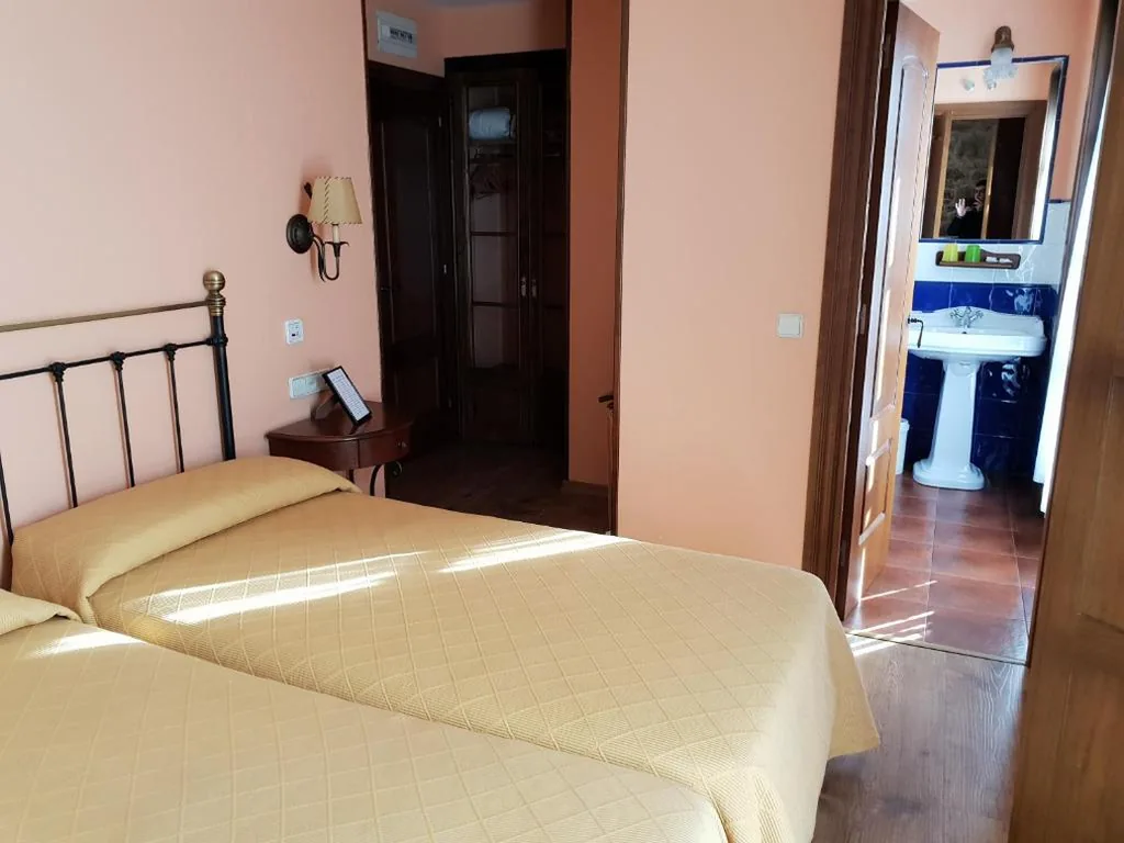 バスルーム付きダブルルーム（ベッド1台または2台） — Hotel Balcon de Aguera