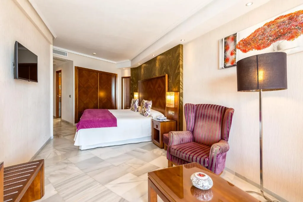 Suite Júnior Familiar com vista para o mar e varanda (2 adultos + 2 crianças) — Hotel Balcón de Europa