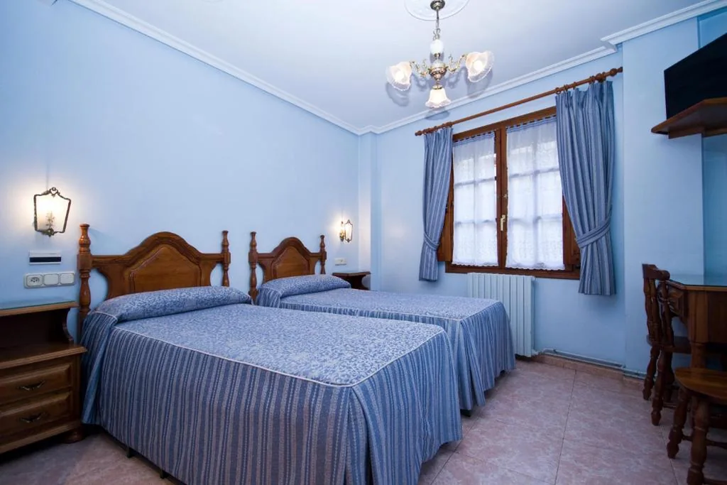 Quarto Duplo com Casa de Banho Privativa - 2 camas — Hotel Ballarin