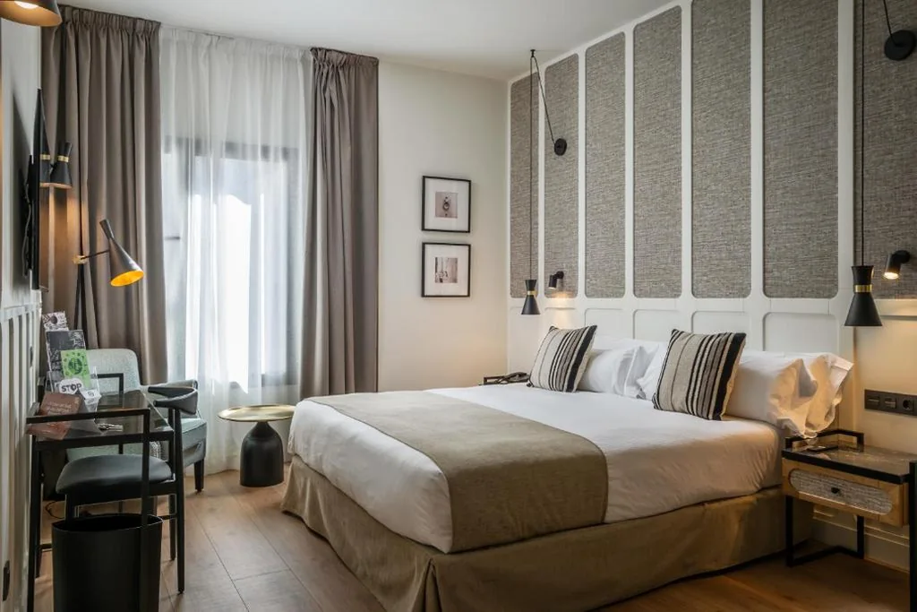 Barrierefreies Zimmer mit großem Bett — Hotel Barcelona Catedral 4 Sup