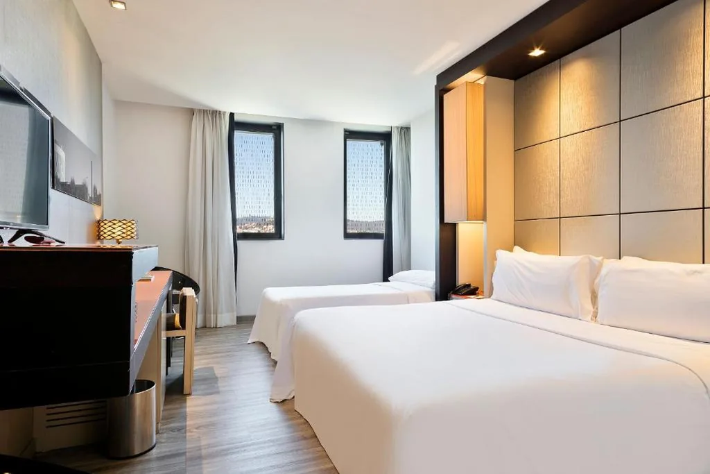 Quarto Duplo Standard com cama extra — Hotel Barcelona Condal Mar, Affiliated by Meliá