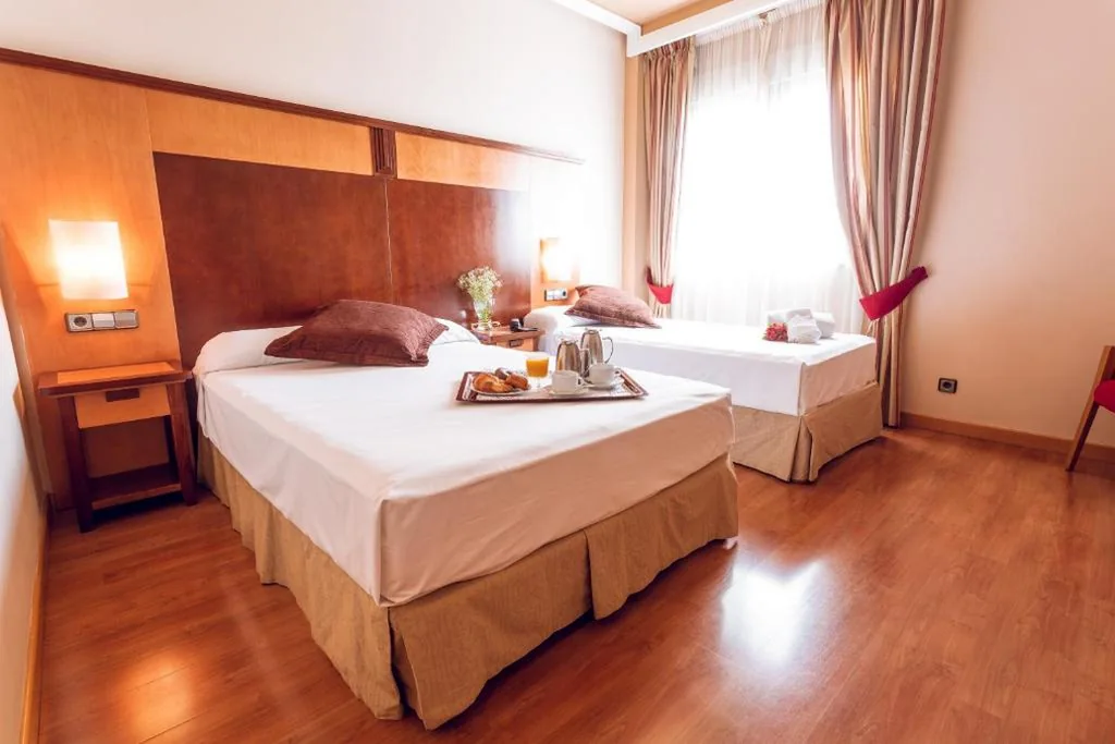 Camera Doppia con letto supplementare (2 adulti + 1 bambino) — Hotel Bardo Recoletos Coco