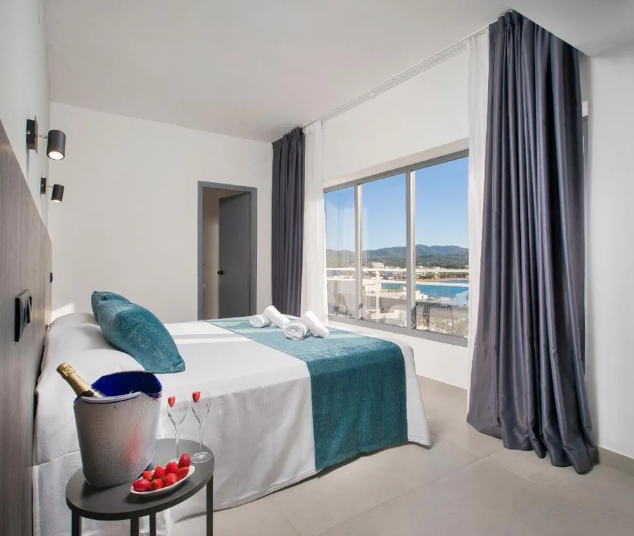 空调海景客房－1张特大床 — Hotel Base - Adults Only