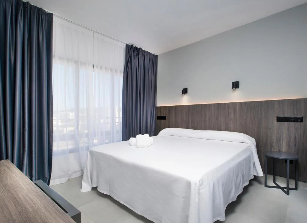 带特大床和阳台的客房 — Hotel Base - Adults Only