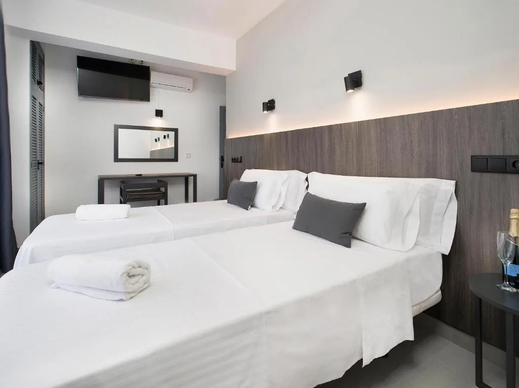 带阳台双床间 — Hotel Base - Adults Only