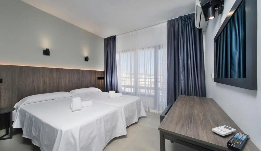经济型空调双床间 — Hotel Base - Adults Only