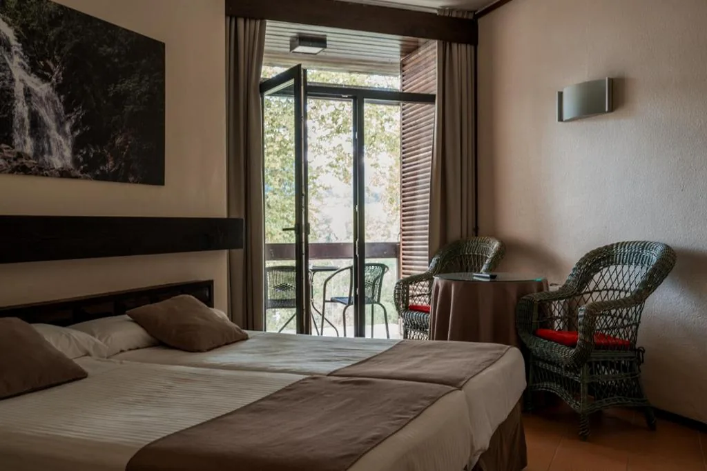 Doppelzimmer mit Zustellbett (2 Erwachsene + 1 Kind) — Hotel Baztan