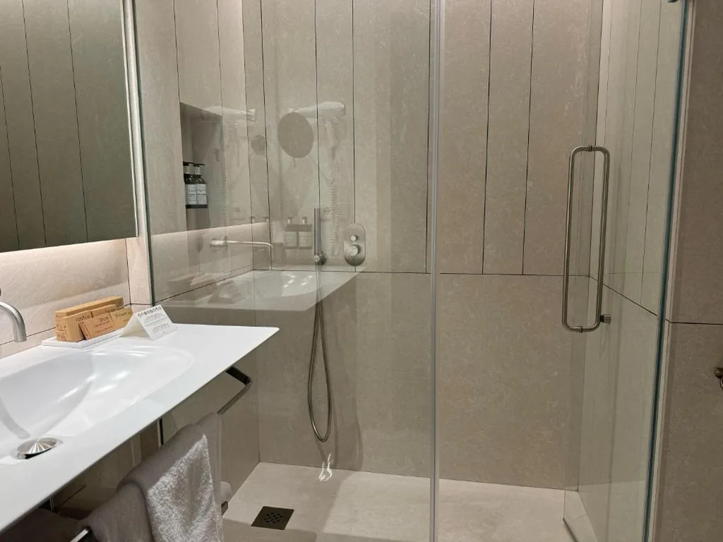 Doppelzimmer mit Zustellbett – 2 Betten — Hotel Bécquer