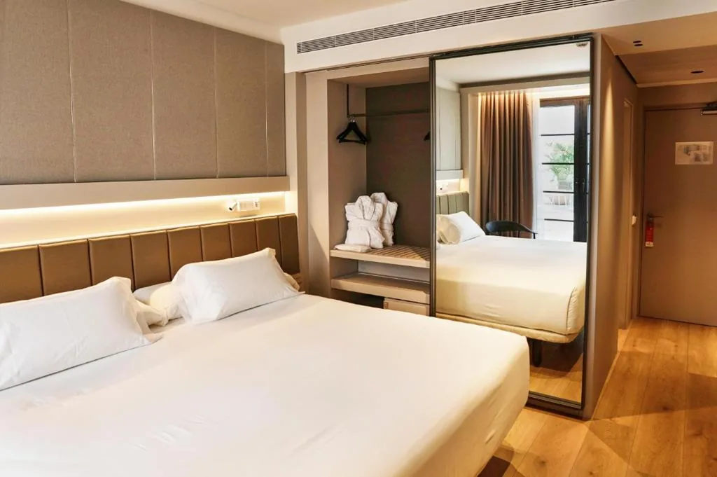 Doppelzimmer mit Patio — Hotel Bécquer