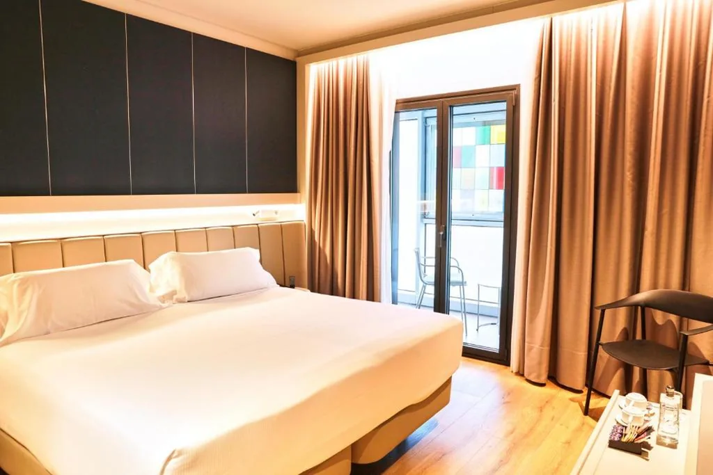 Deluxe-Doppelzimmer mit Balkon — Hotel Bécquer