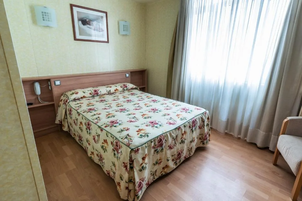 Camera con letto matrimoniale — Hotel Bedoya