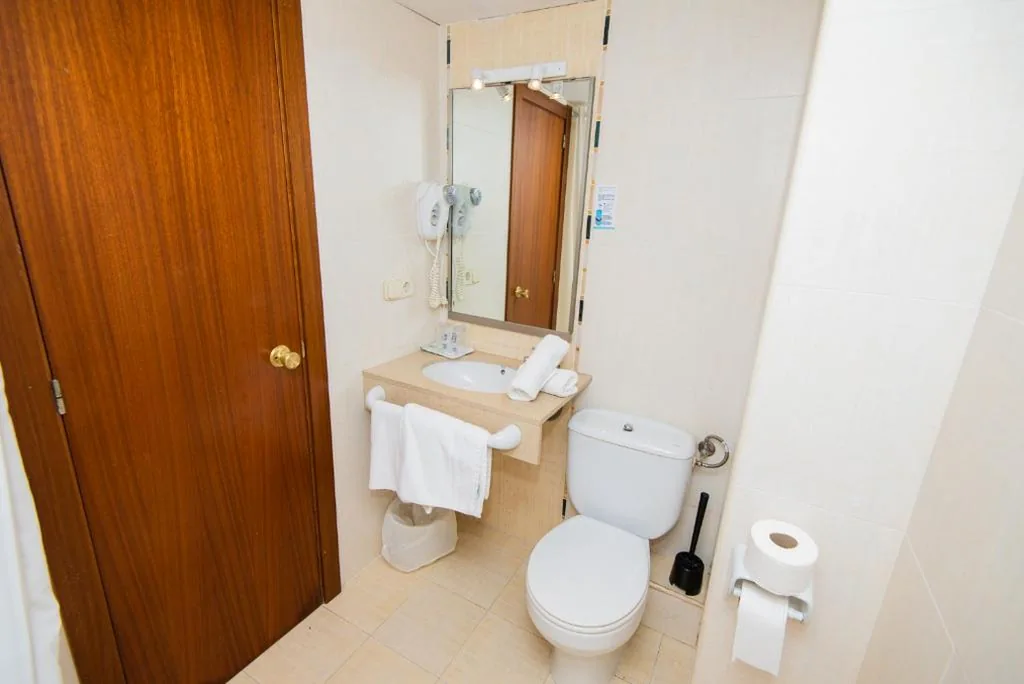 Habitación Doble Económica - 2 camas — Hotel Bella Mar