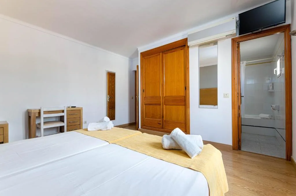 Doppelzimmer mit eigenem Bad — Hotel Bellavista