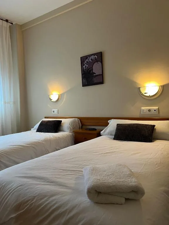 Quarto Duplo - 2 camas — Hotel Berna - Valdeorras - Camino de Invierno