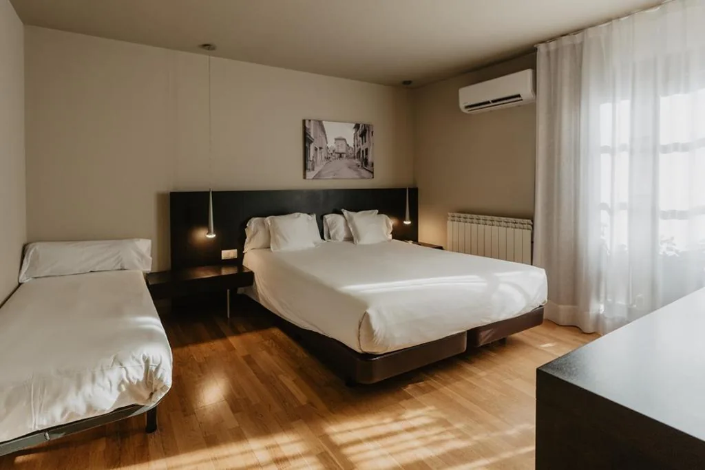 Habitación Doble con cama supletoria - 1 o 2 camas (2 adultos + 1 niño) — Hotel Bernat de So