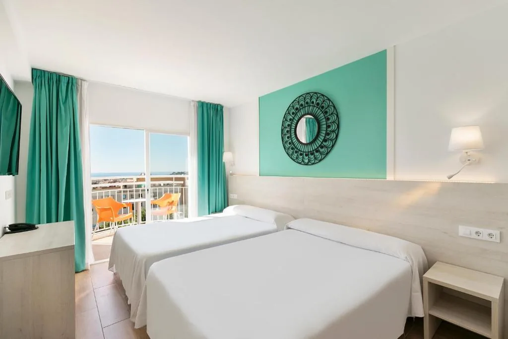 Habitación Doble con vistas a la piscina — Hotel Best Lloret Splash