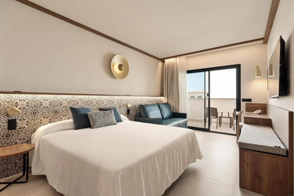Doppelzimmer mit extragroßem Bett (2 Erwachsene + 1 Kind) — Hotel Best Village Chipiona