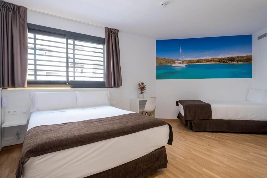 Habitación Triple Deluxe — Hotel BESTPRICE Girona