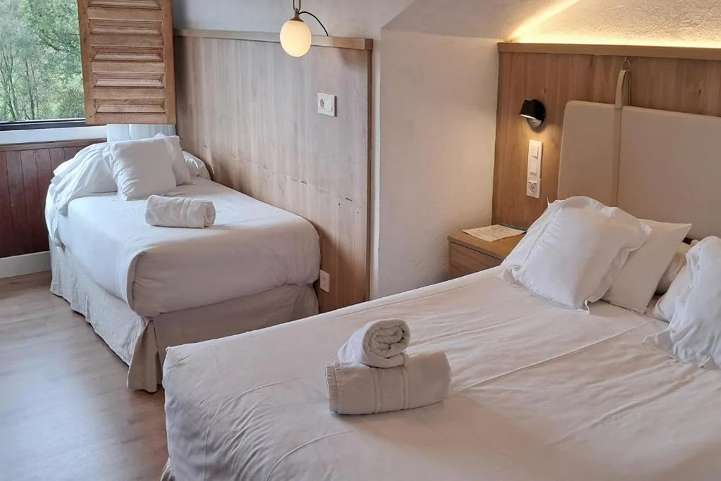 Habitación Triple con baño privado — Hotel BESTPRICE Santillana