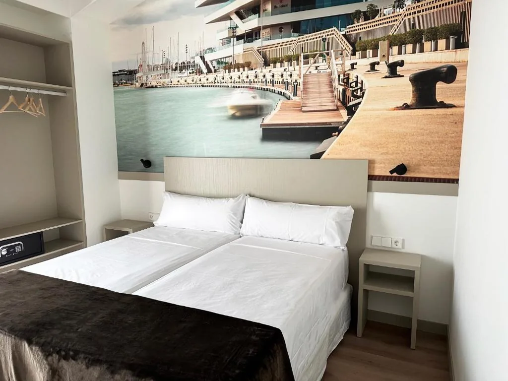 Habitación Triple Deluxe — Hotel BESTPRICE Valencia