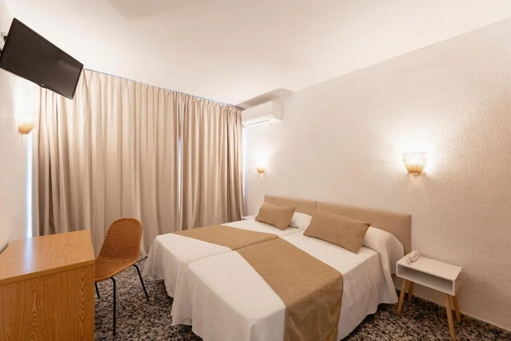 Doppelzimmer mit Terrasse und 2 Betten — Hotel BH Los Ángeles