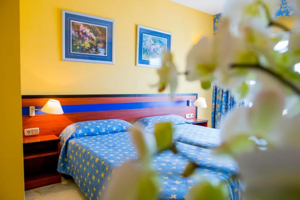 Doppelzimmer mit 2 Betten — Hotel Biarritz