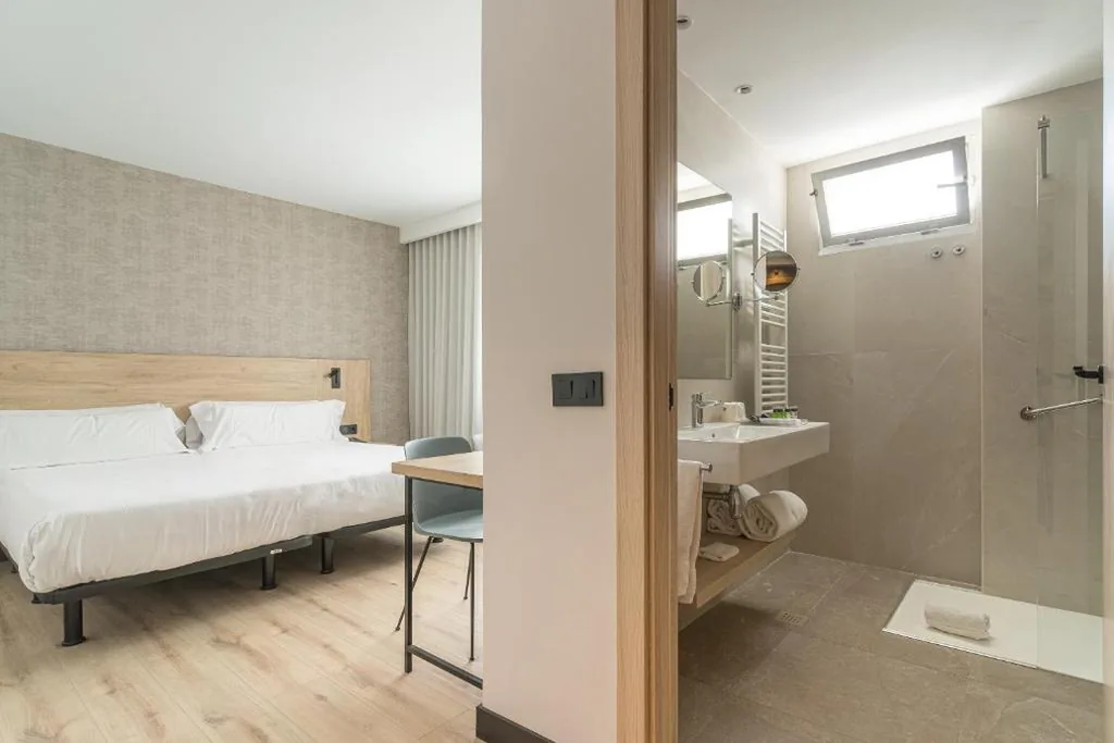 Einzelzimmer mit großem Doppelbett und Innenhofblick — Hotel Blanca de Navarra