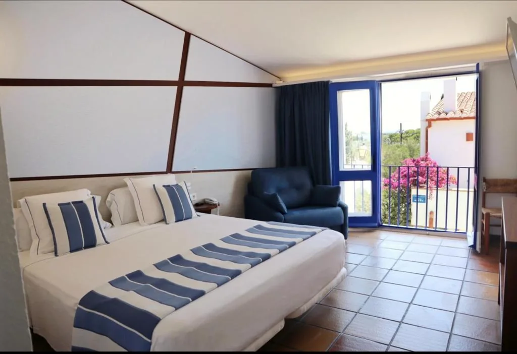 Deluxe Double Room with Bathtub — Hotel Blaumar Cadaqués by Fimedhotels