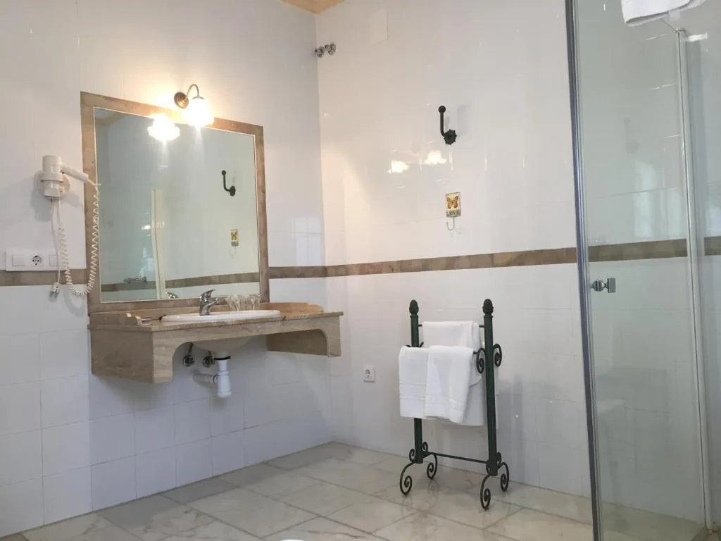 Habitación con cama extragrande. — Hotel Bodega el Moral