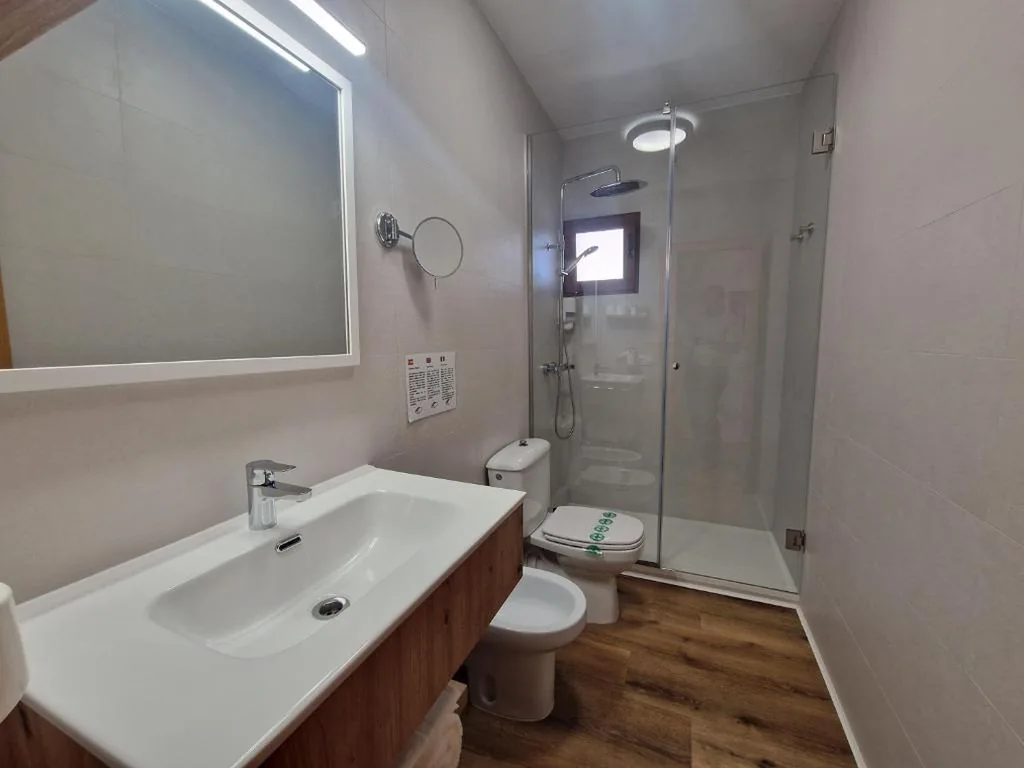 Double Room with Balcony and Partial Sea Views — Hotel Bodegón de Peñíscola