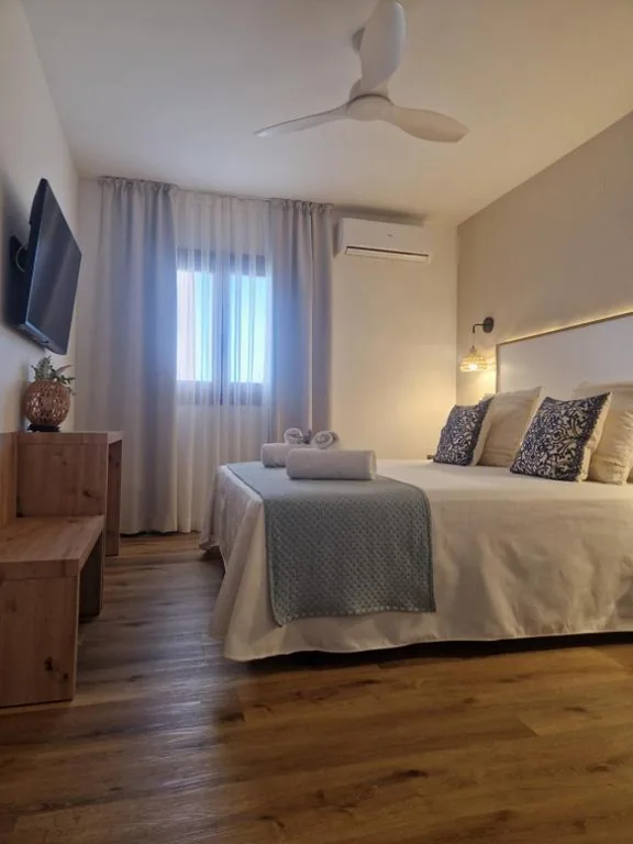Double Room with Partial Sea Views - 1 or 2 Beds — Hotel Bodegón de Peñíscola