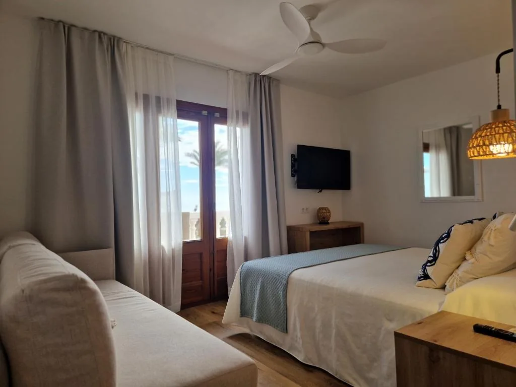 Deluxe Double Room with Balcony and Sea View — Hotel Bodegón de Peñíscola