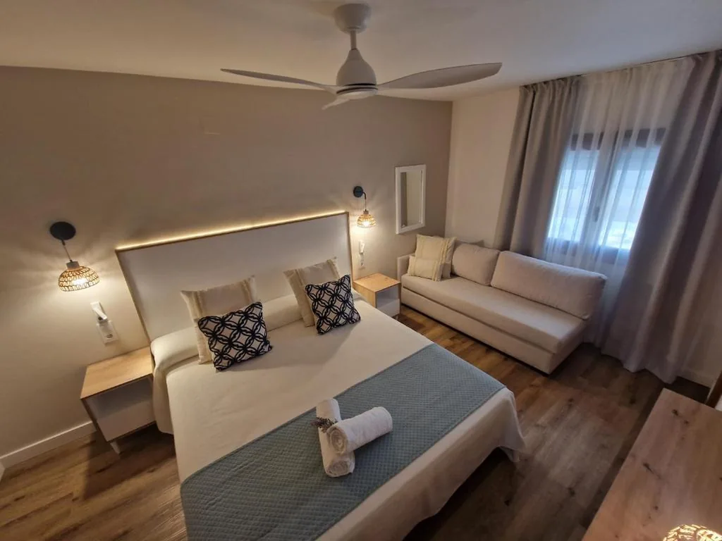 Standard Triple Room — Hotel Bodegón de Peñíscola
