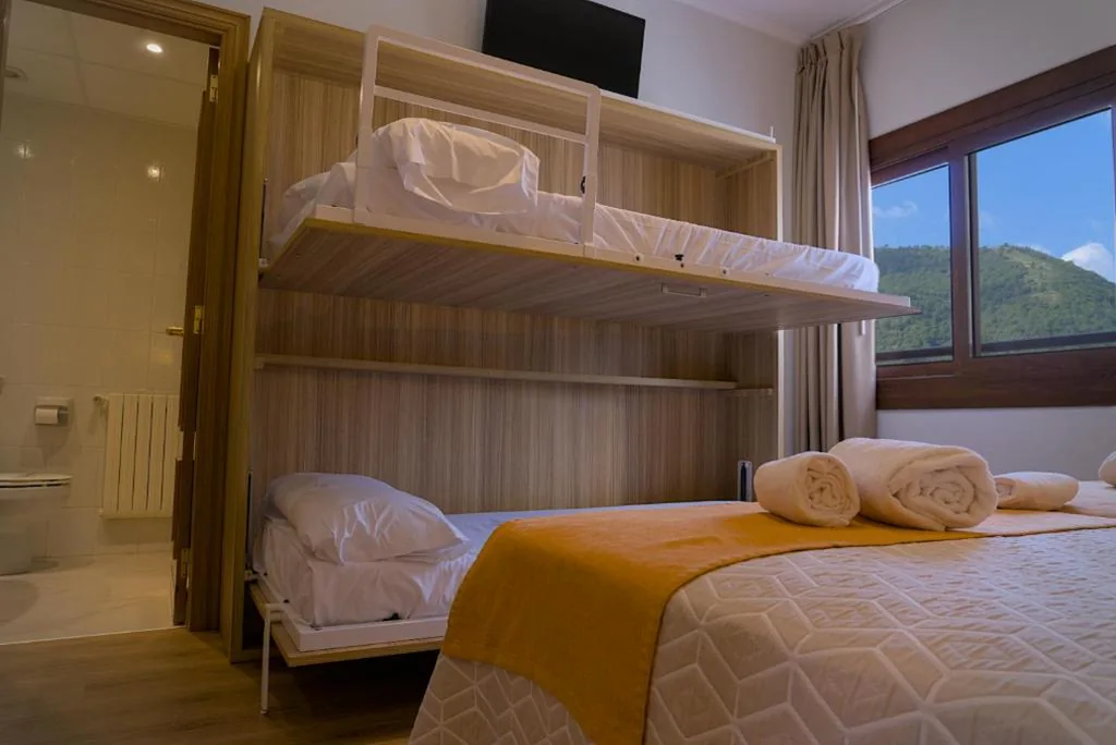 Camera quadrupla con bagno privato — Hotel Boltaña Ordesa
