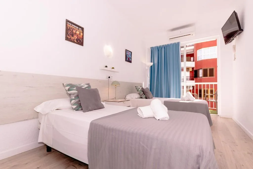 Habitación Doble con balcón - 2 camas — Hotel Boogaloo - Adults Only