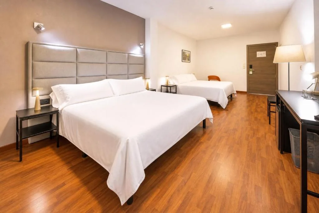 Habitación Familiar (2 adultos y 2 niños) — Hotel Borgia