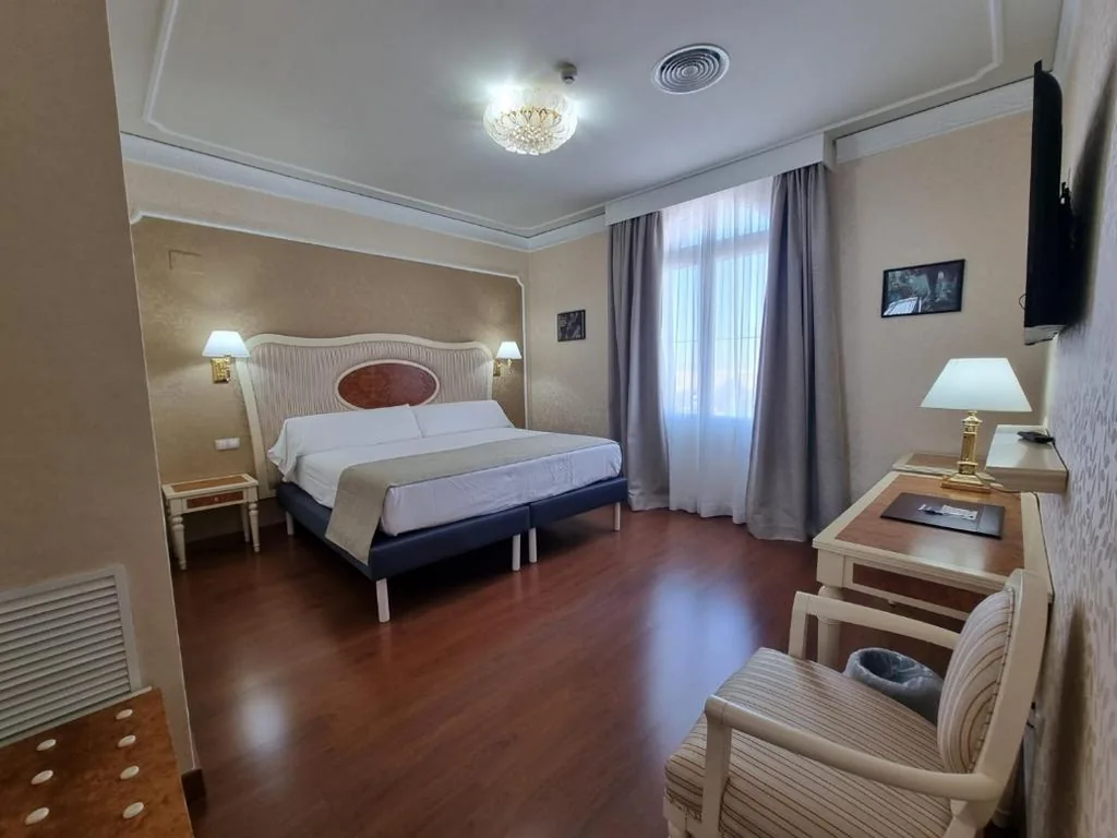 Suite con bañera de hidromasaje — Hotel Bossh Alicia
