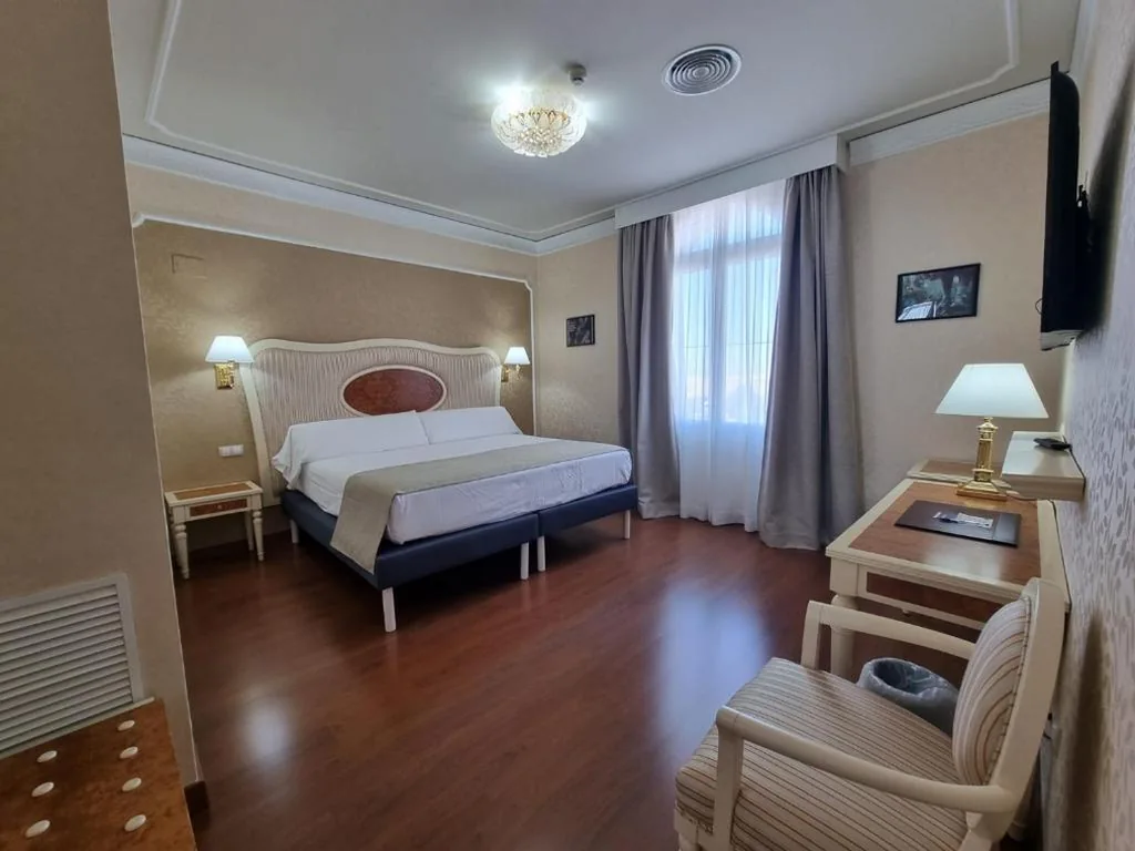 Suite con bañera de hidromasaje — Hotel Bossh Alicia