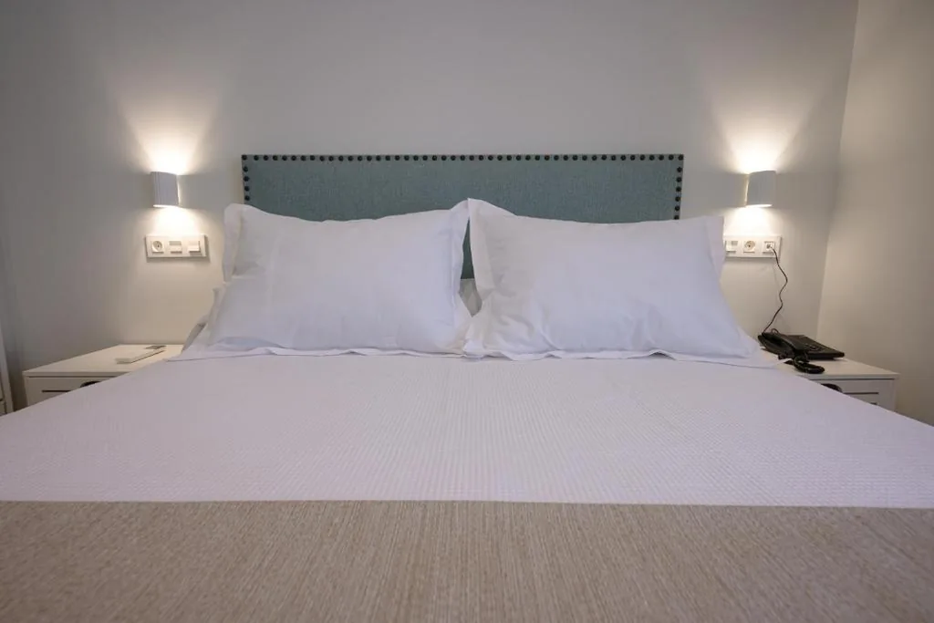 Camera con letto matrimoniale grande e vista sul giardino — Hotel Boutique Alcazaba Salobreña Only Adults