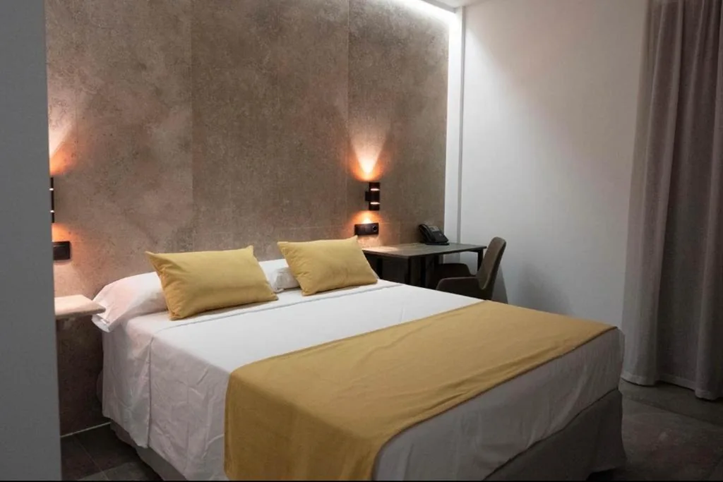 Deluxe Doppelzimmer mit Balkon — HOTEL Boutique ÁNGEL