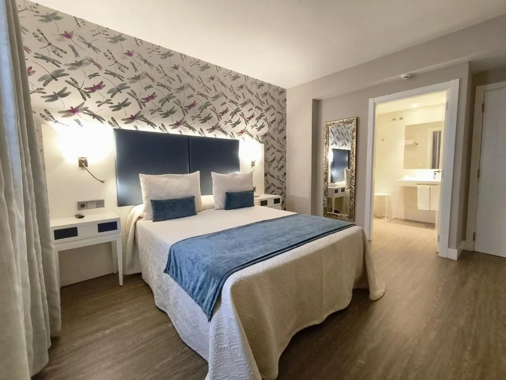 Habitación Doble Estándar con vistas a la ciudad — Hotel Boutique Aquaria Caneliñas