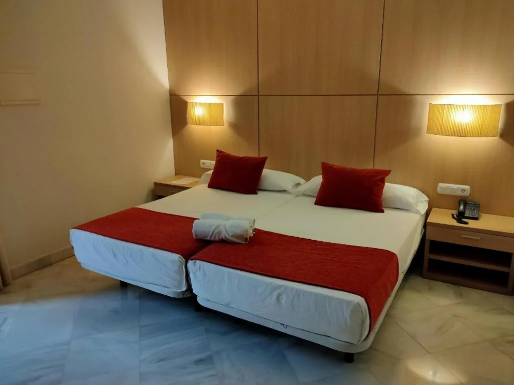 Quarto Duplo adaptado para pessoas com deficiência - 2 camas — Hotel Boutique Convento Cádiz